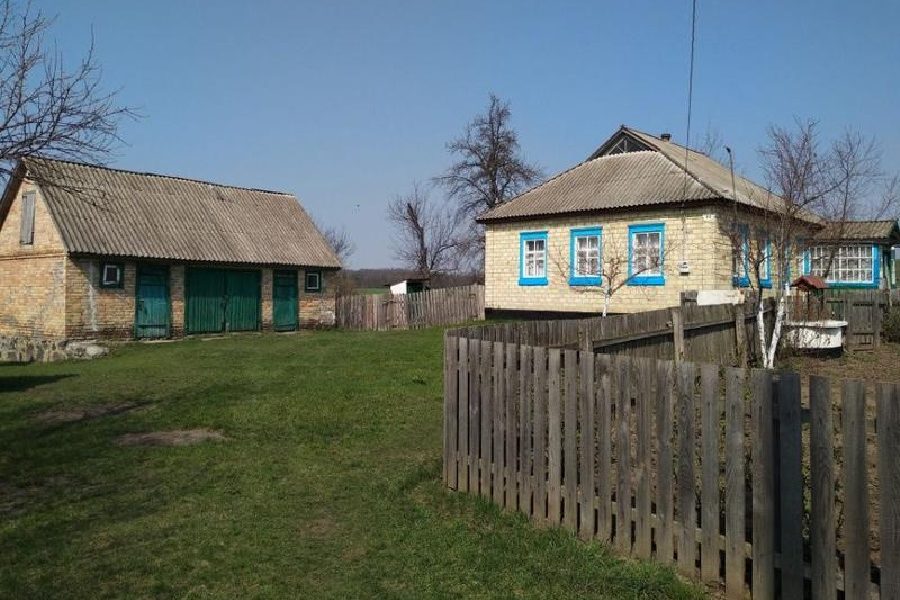 Микита був молодшим за Галю. На 6 років.. От погодився ґанок підремонтувати. – Дякую, Микито. Чоловіків y будинку не було в нас. Запустила тут трохи все. Не до ремонтів було.. Як мені віддячити тобі? – запитала дівчина. Микита раптом повернувся і, чи то жартома, чи то серйозно, сказав такее!.. Галя почервоніла і втекла в будинок. А під вечір п’ятниці вона почула шум трактора і гуркіт у дворі