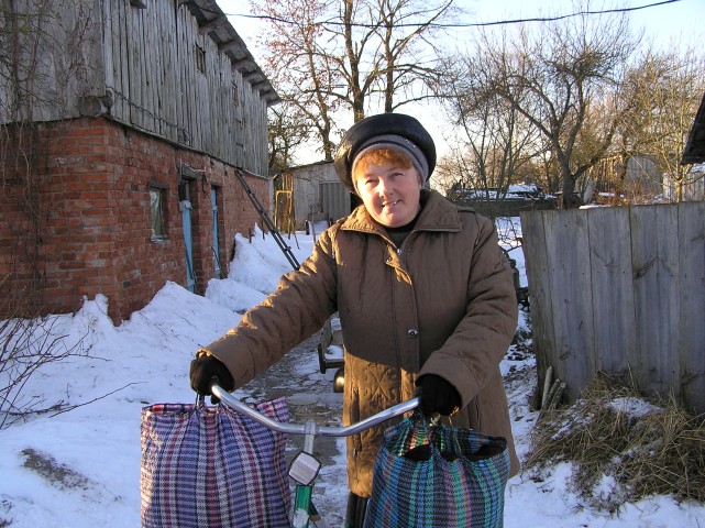 Перед святами, мій Орест повернувся з заробітків сам не свій, мовчав два дні, а потім ошелешив, що йде від Мене. Там, у Польщі, він зустрів іншу жінку. У них стосунки вже кілька років, він чекав поки підростуть сини. Але він сказав з докором шо я зовсім перестала слідкувати за собою, а з такою жінкою він жити не хоче.