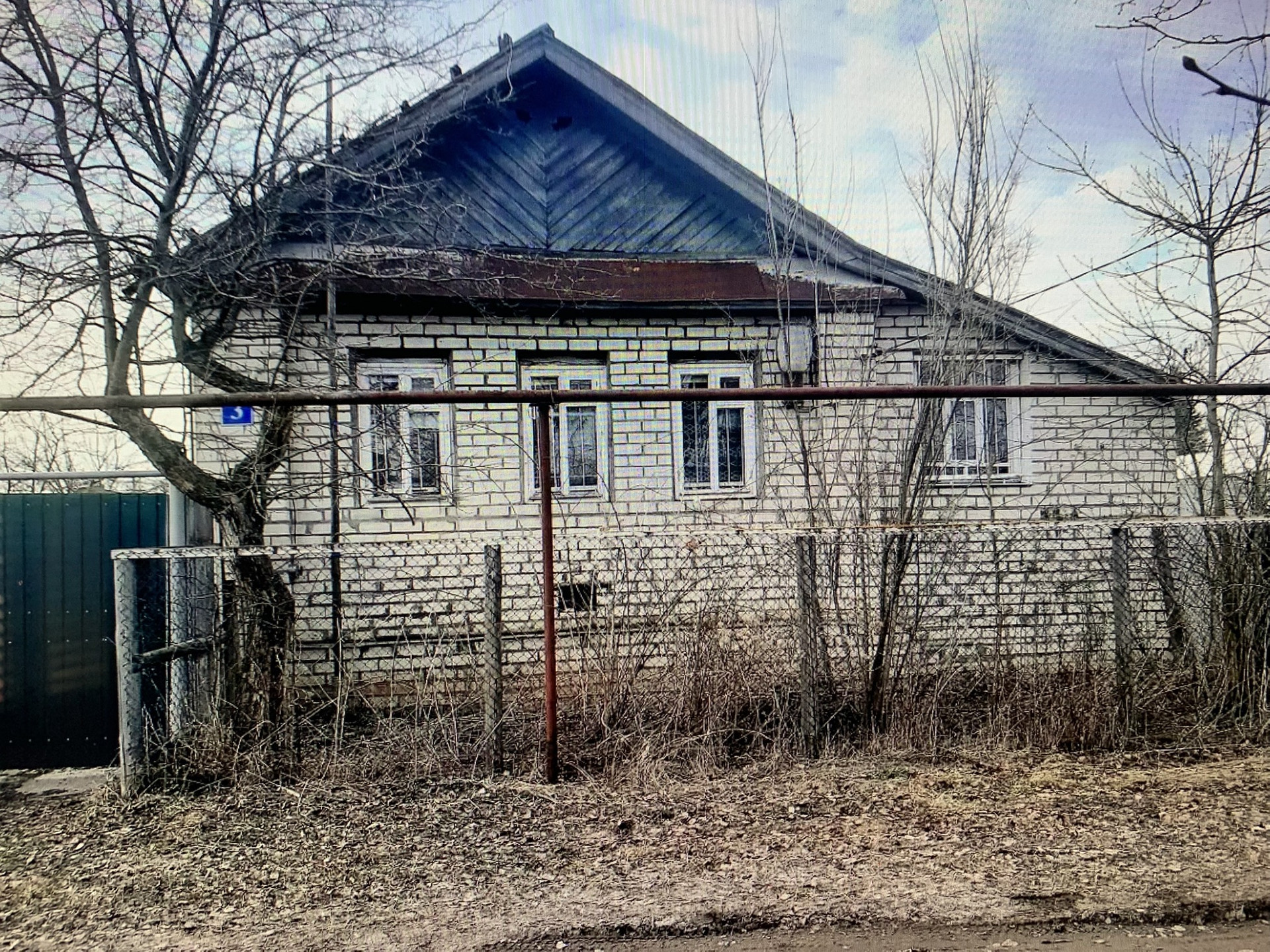 Олена повернулася додому під ранок. Вона відкрила хвіртку й зайшла у двір. – Дивно, – подумала вона. – Хвіртка привідкрита, а я ж ніби закривала, коли на роботу йшла. Олена зайшла на веранду, глянула на лавку і аж назад відійшла від несподіванки… На лавці спав якийсь мужик! Вона тихенько підійшла до незнайомця, придивилася і очам своїм не повірила. – Цього не може бути… Оце так сюрприз! – тільки й подумала жінка