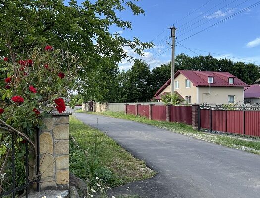 Марія йшла селом, як раптом до неї підбігла жінка. – Що ж ти робиш, Марія? Як тобі не соромно! Навіщо сім’ю руйнуєш? – Ні! Мені не соромно, ні крапельки. Це Люба ваша моє кохання вкрала, а ви допомагали. Не маєте права мене соромити! Марія швидким кроком віддалялася від жінки. Та, здивована такою відповіддю, стояла посеред дороги, забувши, куди йшла