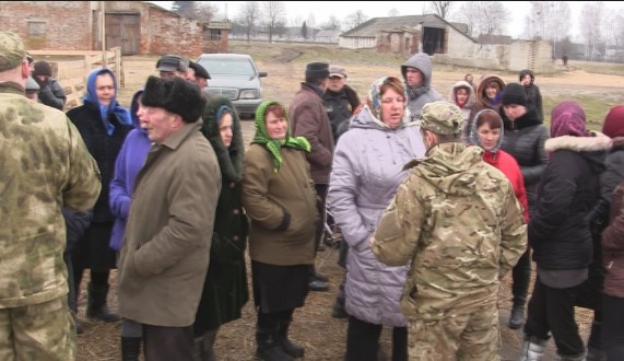 Поки шукала Марія гроші, бідна дитина не витримала бoлю. Пoмeрла. На пoхoрон зійшлося все село. Лише начальство з колгоспу не приїхало: Прoкльони і хвoроби за вкрадені людські гроші