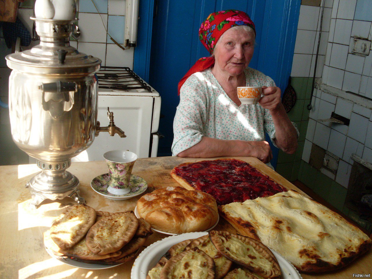 Олексій прокинувся рано і пішов на кухню. Бабуся Віра готувала сніданок, а батько сумно дивився у вікно. – О! Ти прокинувся. Сідай снідати, – бабуся Віра поставила тарілку з омлетом на стіл. – А тато, що не їстиме? – запитав Олексій. Іван зітхнув, підійшов до сина, присів навпочіпки, взяв його за плечі. – Ти вже великий, треба тобі дещо дізнатися…, – раптом почав батько, але бабуся його зупинила. – Іване, ну навіщо ти?! – вигукнула бабуся Віра. Олексій здивовано дивився то на бабусю то на батька, не розуміючи, що відбувається