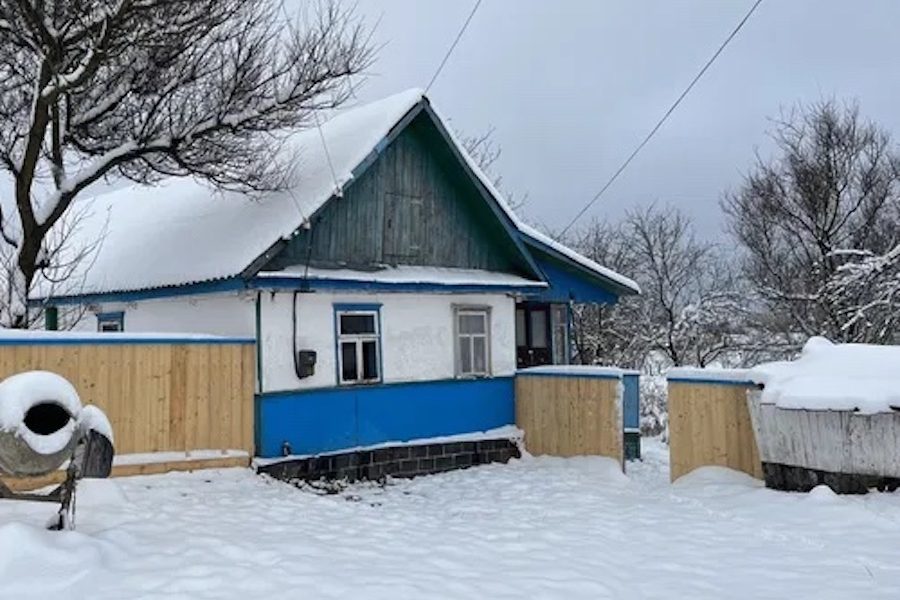 У Віри не стало її тітки Марини. Тітка жила далеко в маленькому селі. Віра вирішила зʼїздити туди… Насамперед вона зайшла до сусідки Ольги. – Я за Маринкою три роки доглядала, слаба вона була дуже, – казала сусідка. – А вам не повідомляла, не хотіла з місця піднімати. – Мені дуже шкода, але в мене синочок заслаб, – відповіла Віра. – Не могли ми з ним мандрувати… – Ось, Марина просила тобі віддати, якщо приїдеш, – Ольга простягла їй ключі від хати тітки і якийсь пакуночок. Віра розгорнула білу ганчірочку і так і застигла від побаченого