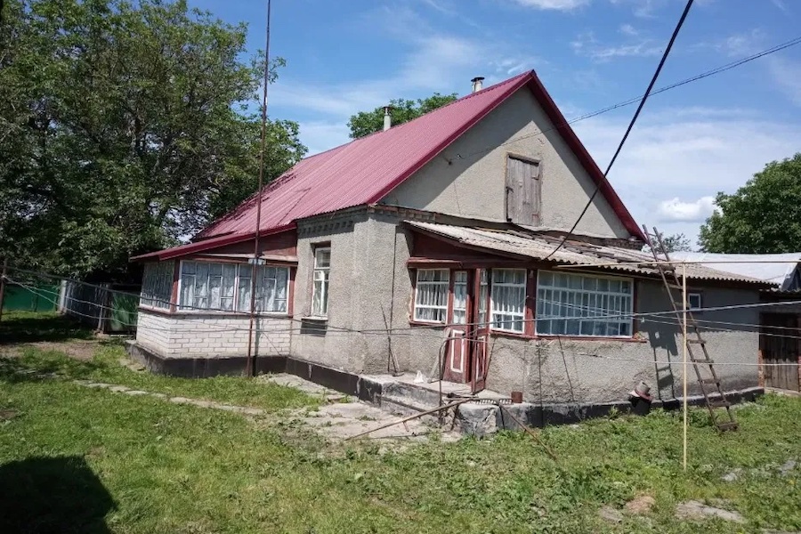 Віктор повернувся у рідне село. Підійшов до старого будинку в якому раніше жив. Раптом побачив – літня жінка на лавці сидить. – Треба спитати, хто тут зараз живе, – подумав Віктор. – Доброго дня! – привітався він. – Доброго дня! –  відповіла жінка, а сама дивиться з цікавістю. – Я раніше, у цьому будинку жив. Не знаєте хто живе тут зараз? – запитав Віктор. Жінка раптом якось дивно заморгала очима. – Вітя, це ти? – здивувалася вона