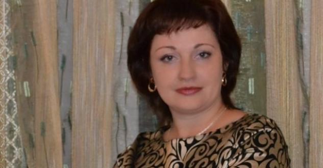 Моя подруга вийшла заміж багато років тому. Чоловік Анастасії здавався прекрасним сім’янином. Їх шлюб був для багатьох прикладом. Олександр дуже цінував дружину і дітей. Однак життя дуже непередбачуване. У нього з’явилася інша жінка. Він приходив пізно з роботи. А запах жіночих духів і його поведінка підтверджували це. Настя почувала себе жахливо, вона повинна була залишитися одна в п’ятдесят років. Але не кидала свого чоловіка, говорила, що вік не дозволяє. Вона намагалася поговорити з чоловіком, але він не хотів слухати.Він пішов з сім’ї через тридцять років спільного життя.Через кілька місяців вони знову зустрілися.