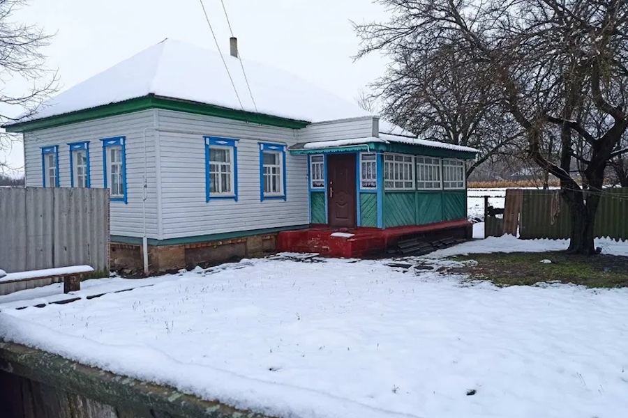 Ганна з важкими пакетами у руках поверталася додому. Підходячи ближче до свого будинку, жінка помітила, що біля її воріт стоїть якась машина. – Невже до мене? І хто це? – з цікавістю подумала вона. Ганна підійшла ще ближче, придивилася до машини, вона здалася їй дуже знайомою. – Та ні цього не може бути! – сказала сама до себе Ганна. Раптом двері автомобіля відкрилися, і з нього вийшов якийсь чоловік. – Вам допомогти?! – вигукнув він. Ганна глянула на нього і не повірила своїм очам