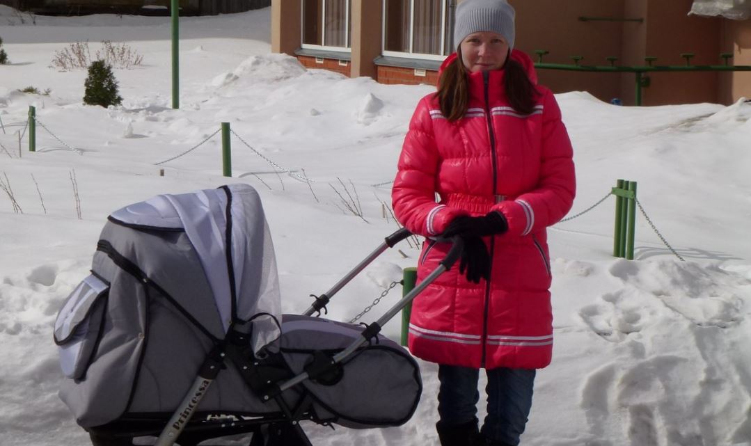 Галина Михайлівна запекла в духовці смачненьку курочку з картоплею, зробила декілька салатів, накрила стіл. Сьогодні її син Ігор приведе свою наречену знайомитися з майбутньою свекрухою. – Так, ще тільки серветки розкласти, і все готово, – подумала Галина, але несподівано пролунав дзвінок у двері. – Прийшли! – Мамо, це ми! – почувся голос Ігоря в коридорі. Галина швидко глянула в дзеркало і пішла в коридор. – Знайомся – це моя наречена Катя, – радісно сказав Ігор. Галини Михайлівни глянула на дівчину і застигла на місці