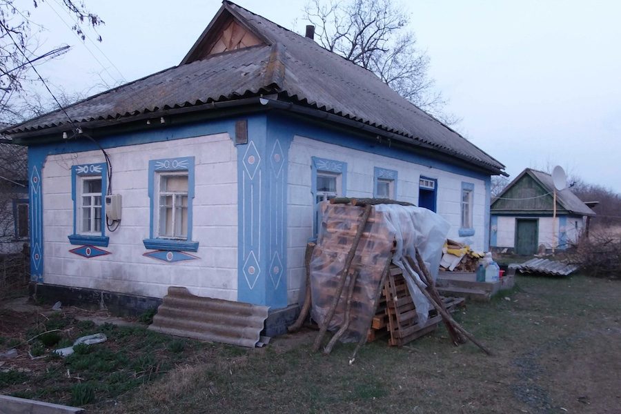 Борис приїхав у рідне село з закордону. Востаннє він був удома сім років тому. Село дуже змінилося. Розцілувавши батьків, Борис одразу попрямував на цвинтар. Памʼятник його Інні він знайшов легко. Там стояла молода дівчина і плакала. Дівчина дбайливо поправила вінок і погладила фото матері. – Уляна? – гукнув він її. – Ви хто? – здивовано запитала дівчина. – А я… Твій батько! Уляна застигла від здивування