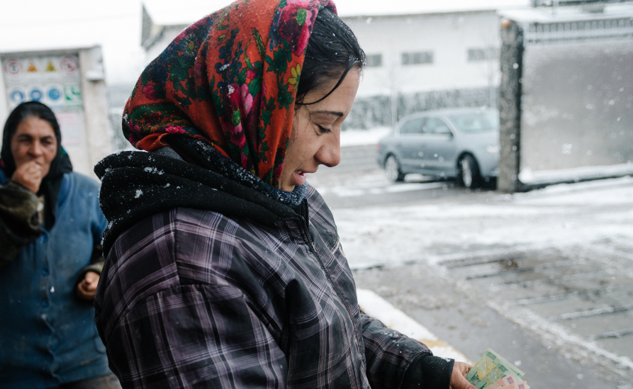 Катя чекала машину, поглядаючи у вікно. Її мами недавно не стало і сестра мала привезти її речі. – Ти, Лідо, що хочеш, то бери, а решту я в себе залишу, – сказала вона сестрі. Катя розклала речі і приміряла мамин халат. Вона засунула руку в кишеню, аж раптом щось там намацала. То був конверт. Розкривши його, жінка ахнула