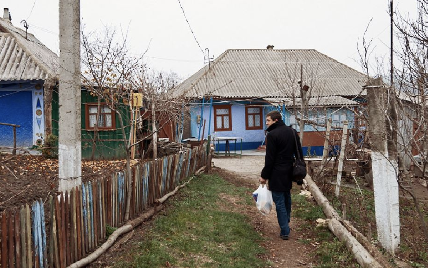 Оксана поверталася додому, біля будинку вона побачила свою сусідку. Старенька сиділа на лавці. – Баба Оля, ходімо! Холодно, — Оксана взяла її за руку. Рука була холодна. Жінка посадила бабусю на кухні, налила чай. – Ви тут посидіть, зігрійтеся. Я побігла, скоро повернуся, – промовила Оксана надягаючи куртку. А коли жінка повернулася, застала картину, яка розчулила її до глибини душі