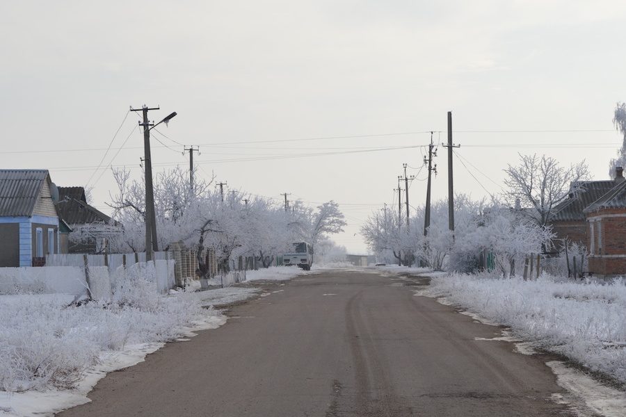 Наталя з Євгеном їхали по селу. До них підійшов якийсь чоловік. – Ви машину купувати? – раптом запитав той. – Так, – здивувалась Наталя. Він посміхнувся. – Он зелені ворота. Вам туди. Але ви торгуйтеся! У Василя і Віри там зараз таке! Гроші їм дуже треба. – Що ж там таке могло трапитися? – подумала дівчина. Та скоро вони все зрозуміли