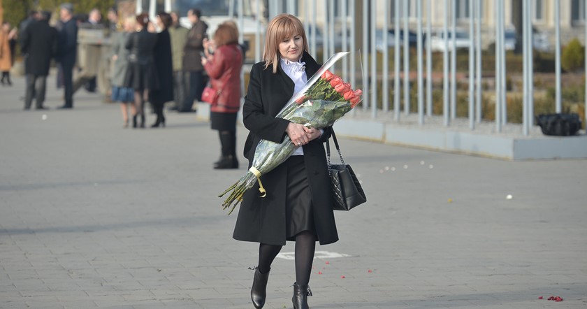 Таня поверталася з роботи пізно – на дворі вже було темно. В руках вона несла пакет з продуктами. Ніби й купила мало, а було важко. Таня йшла по тротуару, як раптом ззаду хтось потягнув за пакет і грубо сказав: – Віддай! Вона застигла на місці. – Таня, ну ти даєш! Що, не впізнала? – сказав чоловік. Таня впізнала. Вона впізнала б його з тисячі. Це був він – Валера