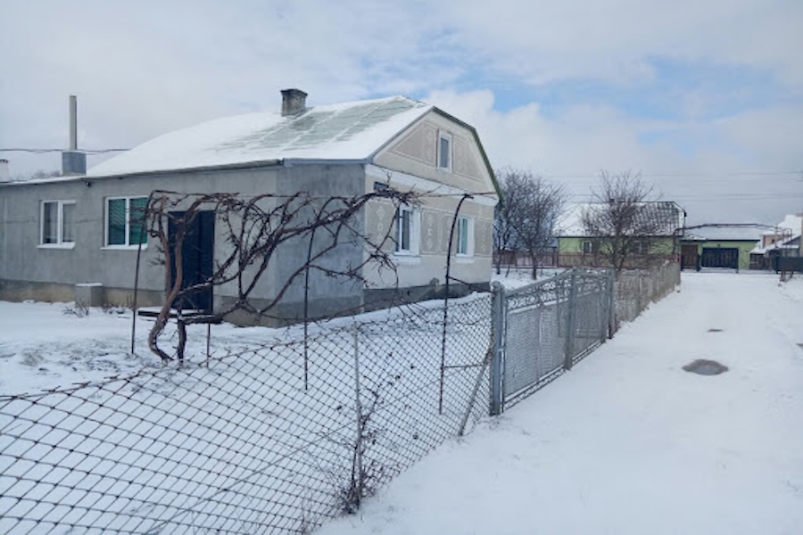 У Олени з Софійкою не стало батьків. Сестри часто їздили на цвинтар, збирали гроші на гарний пам’ятник. Нарешті вони його встановили… Якось дівчата знову поїхали до батьків на могилку. Сестри поклали квіти і мовчки стояли. Вони дивились на новий гранітний пам’ятник. На ньому були зображені Віра з Віктором, які пригорнулися один до одного й посміхалися. Такі обоє красиві й щасливі… Раптом десь позаду почувся шурхіт. До них підійшла незнайома жінка. Вона стояла, дивилася на пам’ятник і посміхалася. – А ви що знали наших маму й тата? – здивовано запитала Олена. Вона не розуміла, що відбувається