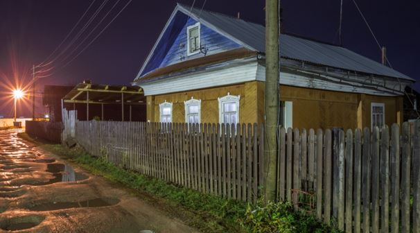 Настя поїхала в гості до батьків. Її чоловік Сергій провів дружину на вокзал, а в п’ятницю відпросився з роботи, і вирішив зробити коханій сюрприз. Сергій зібрався і вирушив на машині до батьків Насті. Чоловік піднявся на поверх і подзвонив у двері. Та ніхто не відповів… Він набрав номер дружини. Але ж як він здивувався, коли почув звук телефону в квартирі! – Вона вдома?! – ахнув Сергій. – Чого ж не відкриває?! Настя відкрила не одразу. Сергій поставив на підлогу пакети з продуктами, зайшов у вітальню й застиг на порозі від побаченого