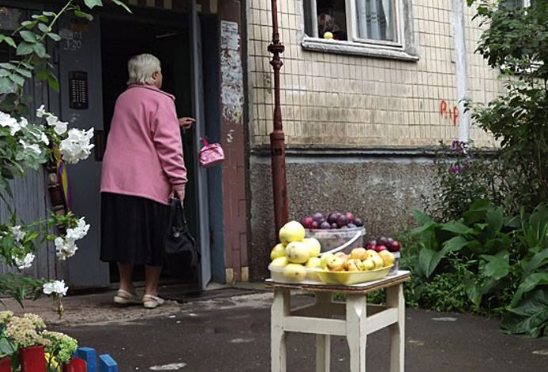 Дмитро повернувся у рідне селе. Зайшов до батьківської хати, поставив речі і одразу вирішив відвідати могилки батьків. На цвинтарі стояла тиша. Дмитро довго блукав по доріжках, і тільки по табличках зміг знайти рідних. Їхні пам’ятники були поруч. – Заросло все як, – зітхнув він.  Дмитро взявся до роботи, і вже через півгодини могилки були прибрані. Він поклав біля пам’ятника квіти, попрощався з батьками і пішов. Вже біля воріт Дмитро зустрівся з якоюсь жінкою. – Дмитро? – сказала вона. Чоловік глянув на незнайомку, придивився і застиг на місці, не вірячи своїм очам