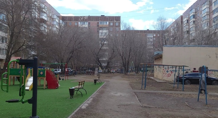 Ніна приїхала в своє рідне містечко. Вона не була там давно. Жінка йшла по парку, де колись гуляла зі своїм коханим Миколою. Майже нічого не змінилося. Ох, її Микола! Давно вже нема його. Уже й не стало її батьків… Ніна згадала минуле, й сльози пішли з очей. Вона сіла на лавку, де колись сиділа з Миколою. Їхня улюблена лавка… Раптом поруч із нею присів якийсь чоловік. Його обличчя не було видно за каптуром. Несподівано він обернувся й торкнувся плеча Ніни. Жінка глянула на нього, й очам своїм не повірила