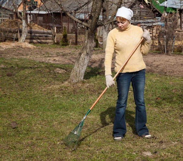 Люба підмітала двір, коли у хвіртку хтось постукав. Перед нею стояв високий чоловік, років 40-ка, в костюмі і білій сорочці. – Тут живе Юля? – Так. А ви хто? – Я її наречений..Люба здивувалася.  Який ще наречений?! Голосно вигукнула вона