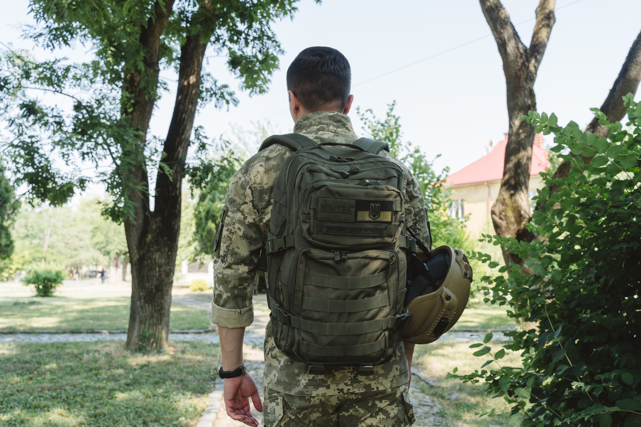 Іван. Він був військовим, служив на передовій, де кожен день – як останній От одного разу йому випала нагода трохи відпочити, вирватися з фронту додому, до мирного життя. Прийшов Іван до ресторану, гарно вдягнутий, хоч і видно було, що людина з дороги. А там – музика грає, люди сидять, сміються, їдять дорогі страви. Підійшов він до офіціанта та й каже:— Добрий вечір, чи знайдеться для мене столик? Хотів би трохи перепочити.Офіціант глянув на нього з голови до ніг, а потім відповів таке що в голові не вкладається….