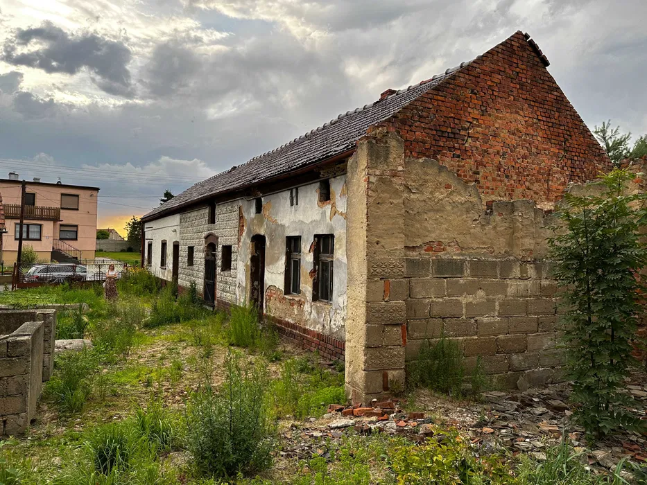 Наталя завжди здавалася щасливою дружиною, але декрет розкрив усі таємниці. Чоловік відмовився допомагати, і сестра мусила жити в злиднях — старий одяг, обдерта коляска, дитячі речі “з чужого плеча”. Усе це дістало Наталю, і вона покликала маму доглядати дитину, щоб повернутися на роботу. Але хто ж знав, що мама стане свідком такого шоку!Одного дня, поки Наталі не було вдома, мама вирішила посмажити рибу. Відкрила холодильник — і мало не впала! Що вона там побачила, змусило її задуматися про все життя доньки в цьому домі.