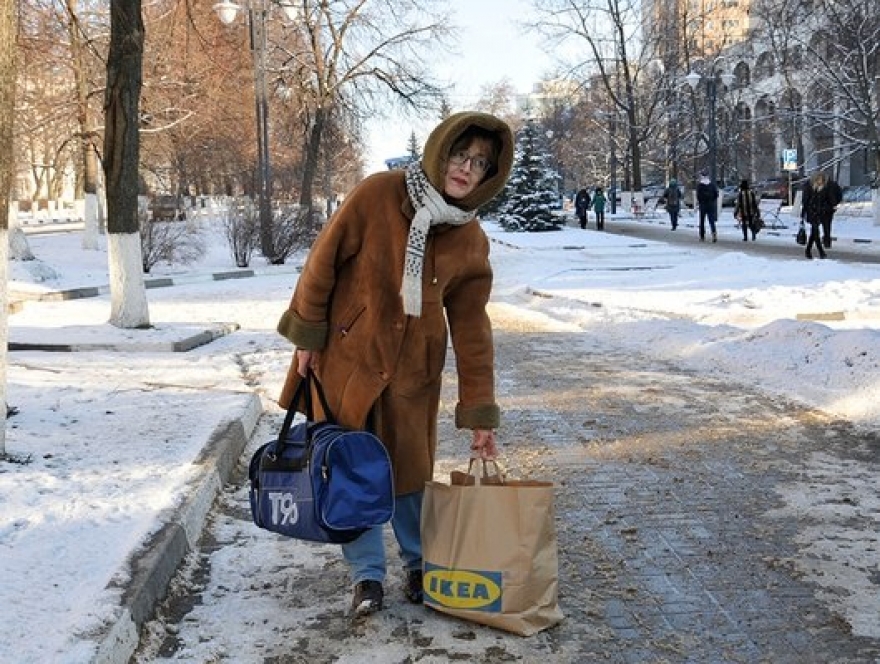 Таня зайшла в квартиру з важкими пакетами продуктів. Вона зняла чоботи і зайшла на кухню. За столом сидів якийсь бородатий чоловік, а перед ним стояла її тарілка з борщем. Тим самим, який вона планувала зʼїсти. – Таня, привіт, – усміхнувся їй Павло. – А це – Леонід. Мій знайомий. Таня швидко пішла в кімнату. Там уже стояла зібрана валіза