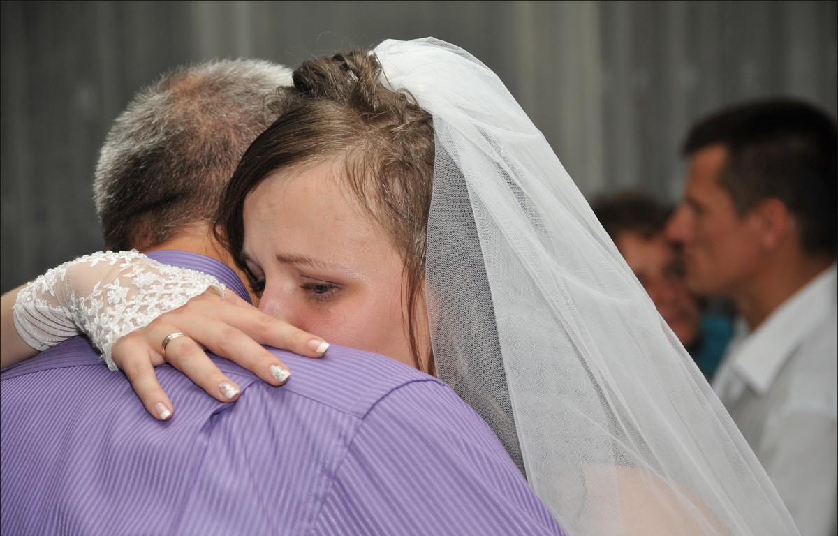 Весілля йшло повним ходом. Аж тут до зали зайшла Марія. Наречена напружилася. – Чому вона сюди прийшла? – запитала Оксана. – Спокійно, люба – відповів Олег. У Оксани потемніло в очах, коли Марія підійшла до мікрофону. – Доброго дня всім, мене звуть Марія. Я працюю на Олега Андрійовича. Мене ніхто не запрошували сюди. Але я прийшла. Я прийшла щоб сказати …