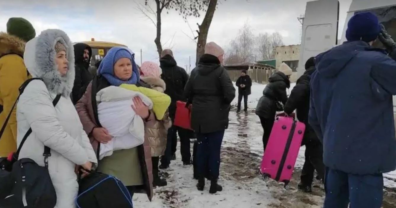 Марина повернулася додому пізно. Михайло якраз чистив рибу. – О, привіт, ти вже повернулася, як день народження Світлани? – запитав чоловік. – Нормально, – відмахнулася дружина. Михайло помітив, що Марина якось дивно виглядає. – Що сталося, кохана, – занепокоївся чоловік. – Я навіть не знаю, як тобі це сказати, – почала жінка. – На святі я зустріла Ігора, чоловіка Лариси. І він їй зраджує. Михайло застиг від здивування