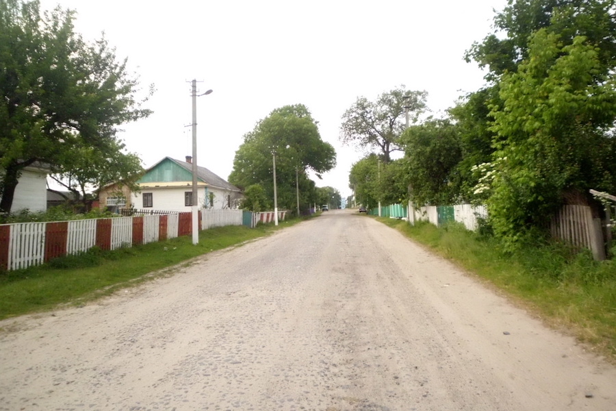 Таїсія Василівна їхала до сина Володимира. Пізно вночі у купе увійшла жінка. Була вона дуже сумна. Таїсія не втрималась і запитала: – Щось сталося у вас? – Каханий чоловік не хоче залишати свою сімю! – відповіла супутниця. – Я якраз до нього їду! Володимир обіцяв, що все вирішить цих вихідних. Таїсія Василівна напружилася. – Володимир, кажете. А скільки ж йому років? І тут збіг, вік її сина. Таїсія Василівна розхвилювалася не на жарт