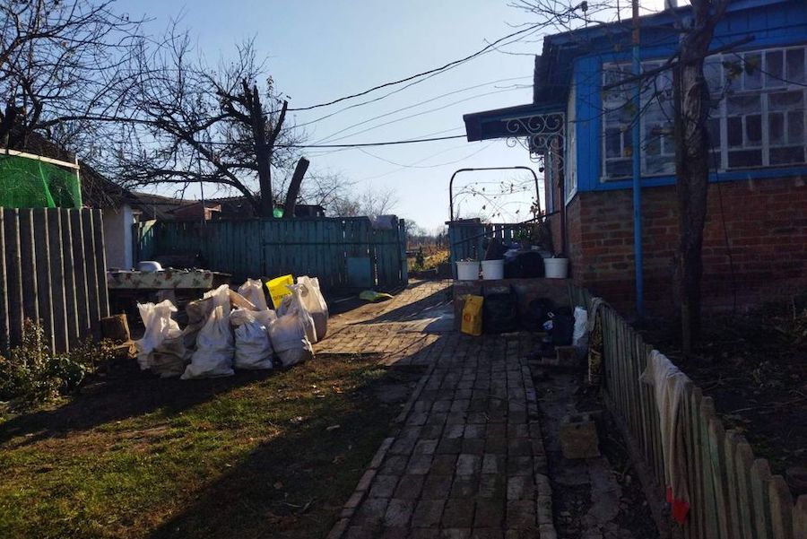 Наталя цілий день працювала, а коли прийшла до хати, лягла на ліжко і одразу заснула.  Вночі жінка прокинулась і тихо пішла на кухню набрати води. Проходячи мимо кімнати свекрухи, почула дивний шепіт. Зупинившись поруч почула, що Баба Зіна чи то молилася, чи просто розмовляла сама з собою. Наталя прислухалася до слів свекруху і з очей її потекли сльози