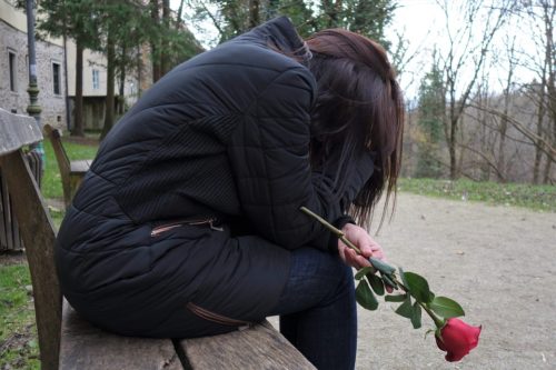 Олена йшла в магазин повільно. Сил зовсім не було. Вибравши найдешевші продукти, вона пішла в сторону дому. Раптом вона відчула слабкість і важко сіла на лавку. – Нічого, зараз стане краще, – подумала вона. – Бабусю, з вами все добре? – Олена раптом почула чоловічий голос. Вона підвела очі і застигла. Миколу вона тут побачити точно не очікувала