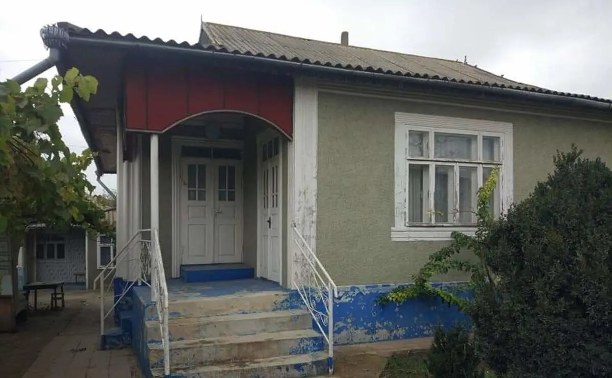 – Пробачте! Хочете я Вам відрами ті огірки купуватиму?! – Зникни з моїх очей! Ключів від дачі ти все одно більше ніколи не отримаєш! Вдруге я на ті ж граблі не стану