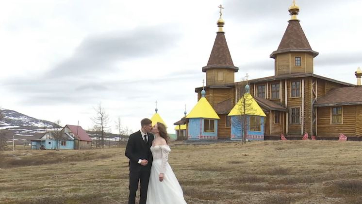 Коли ми йшли до церкви, тримаючись за руки, мою наречену зупинив якийсь незнайомець. Він повідомив, що Уляна вагітна від нього