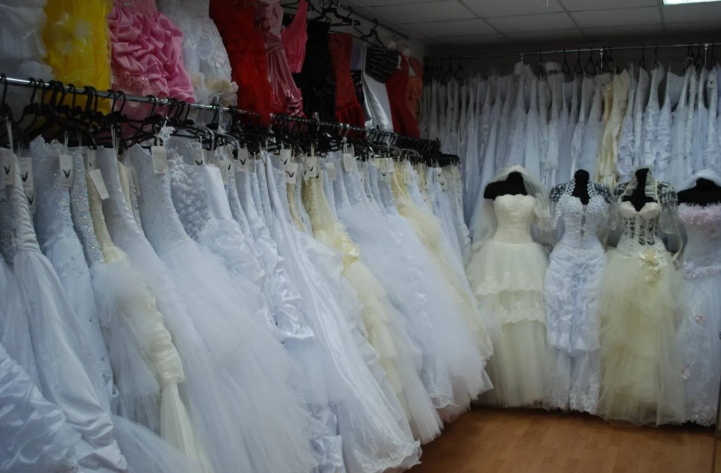 – Мамо, нащо тобі їхати на моє весілля! Вишли гроші та й усе! Ми впораємось! – Через слова доньки я серйозно замислилась