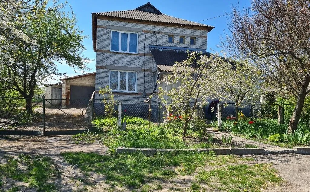 З дня весілля пройшло ще 5 років, та невістка так і не навідалась до нас більше жодного разу. Ми її і в гості запрошували, і допомогти просили, та в неї завжди якісь важливі справи. Рома завжди сам приїжджає