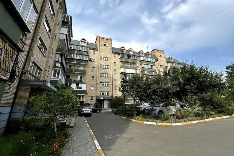 Віра ходила по кімнаті, не знаходячи собі місця. Чоловік вже давно мав повернутися з відрядження, а його все нема. Нарешті, вхідні двері відкрилися. – Євгене! Ну, дякувати Богу! Я вже собі місця не знаходжу, — Віра кинулася чоловікові на шию, але той усунув її. Віра побачила, що чоловіка щось хвилює, але він ніяк не наважується розповісти. – Ну, що там сталося в тебе? Розповідай! Чому так затримався? — вона подивилася на Євгена. – Дещо таки й справді сталося, – чоловік важко видихнув, зібрався з думками і все виклав дружині. Віра вислухала його і ахнула від почутого