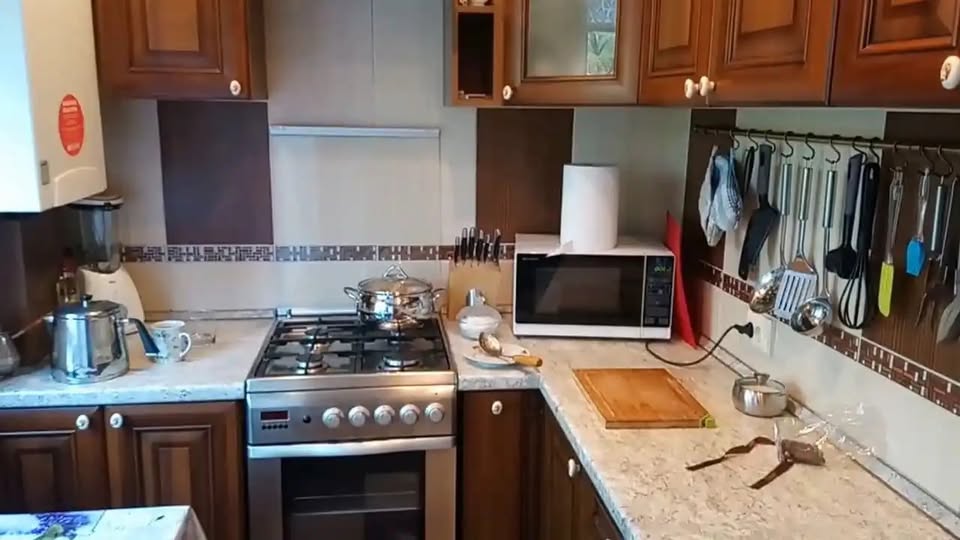 В четвер я повернулася з роботи раніше, ніж зазвичай. Мене ніхто не чекав і не чув, як я увійшла. Випадково я стала свідком розмови сина з невісткою. Мова йшла про мене