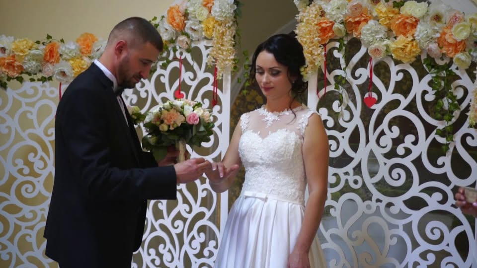 Настя розійшлася зі своїм коханим Микитою. Минуло два роки. Настя вийшла з роботи і раптом побачила… Микиту з букетом в руках! – Привіт, – сказав він. – Давно не бачились. А я ось повз проходив… – На побачення поспішаєш? – запитала Настя. – Не буду затримувати. – Ні, це тобі! – простягнув він букет. – Поговоримо? Я сумував… – Я поспішаю, попереду вихідні, я їду у справах… – Діловита ти стала, – сказав Микита. – Чув тут про тебе одну цікаву річ… – І яку ж це? – Настя аж стала від цікавості