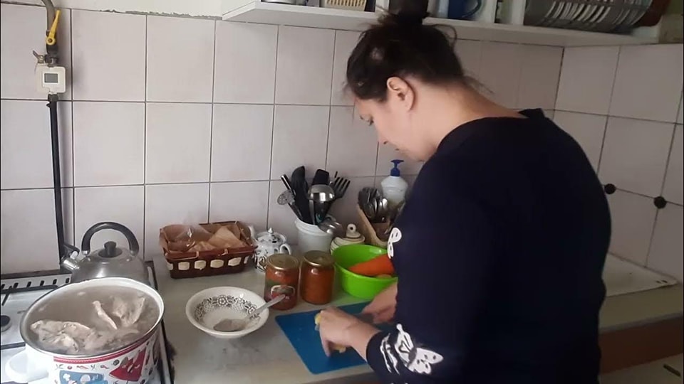 Мені 37 років. Заміж я не вийшла, зате переїхала від мами з Миколаївщини в столицю, заробила в Києві собі на двокімнатну квартиру. Жила собі, працювала. І тут до мене переїхала мама зі зрозумілих причин. Не могла я їй відмовити. І все стало як в дитинстві. Я її боюся просто! Вона репетує: «Сюди підійшла!», кричить, вимагає, ніжками тупає щоб їй зробили, що їй треба. Їсти я маю їй свіже щодня готувати, вчорашнє з балкону четвертого поверху в квітник викидає. Коли мама щось робить у квартирі, я сиджу затаївши подих. Я ж тихенько вечеряю вермішеллю швидкого приготування у себе в кімнаті