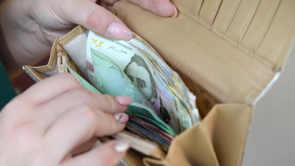На всі потреби чоловік виділяє тільки 10 тисяч. Зате батькам купує дорогий одяг, возить на відпочинок та оплачує комуналку. Мало того, нарікає, що ми не “вписуємося” у бюджет з малою дитиною!