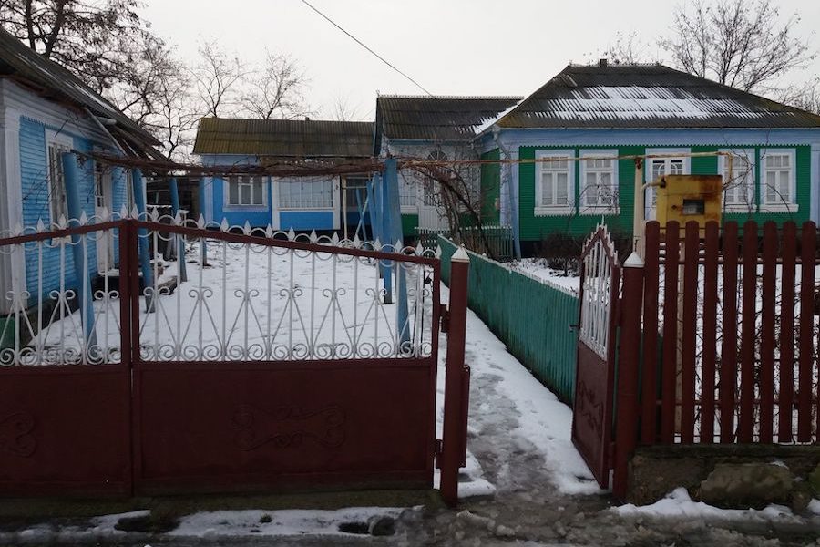 – Оксанко, ти чого тут на вітрі сидиш? – вийшла на ґанок її мати. – Миколку, друга свого клич на чай. Я пиріжків напекла. Іменини ж у тебе сьогодні! Оксана закликала Миколку. Вони зайшли в хату й роззулися. Мати поставила на стіл жарівницю і виклала пиріжки в миску, ще гарячі… – Іди, он хоч іконці, святій своїй Ксенії вклонися! – сказала вона Оксані. – Отам вона в куточку, я свічку поставила. Оксана підійшла до ікони, хотіла перехреститися і раптом застигла від несподіванки. Вона не вірила своїм очам
