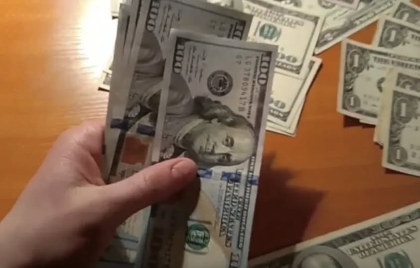 – Ганя, як так? Я ось уже 10 років орю, як кінь, а кредит за квартиру досі не закрила
