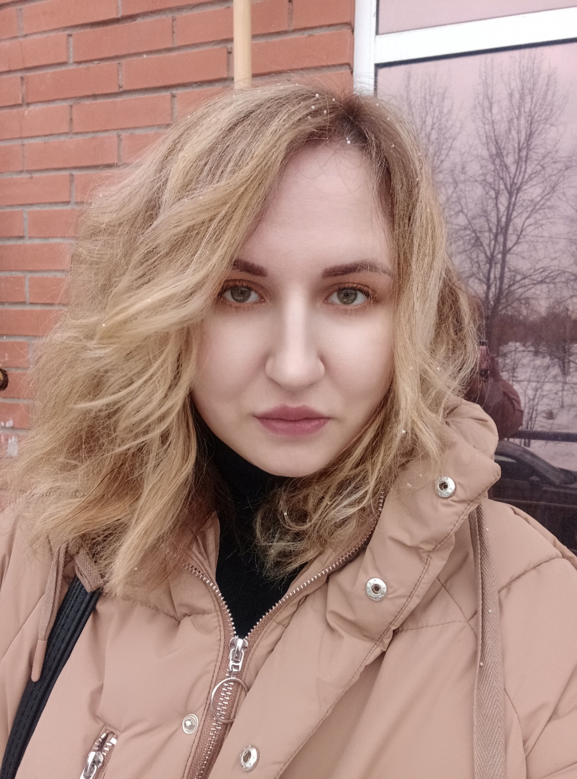 Ольга Сергіївна перебирала речі покійного чоловіка, як раптом в кімнату зайшов її син. – Мамо, ми ремонт у своїй кімнаті зробимо, – з порога почав Іван. – Марійка каже, що там старими речами пахне. Можеш нам грішми допомогти? Ти ж на весілля нам нічого не дарувала… Ольга Сергіївна задумалась. Грошей у неї не було. Раптом вона згадала про золоті сережки, які їй подарував чоловік. Вона їх не носила, а тільки зрідка відкривала скриньку й милувалася. Ольга Сергіївна відкрила шафу, дістала скриньку, відкрила її й ахнула