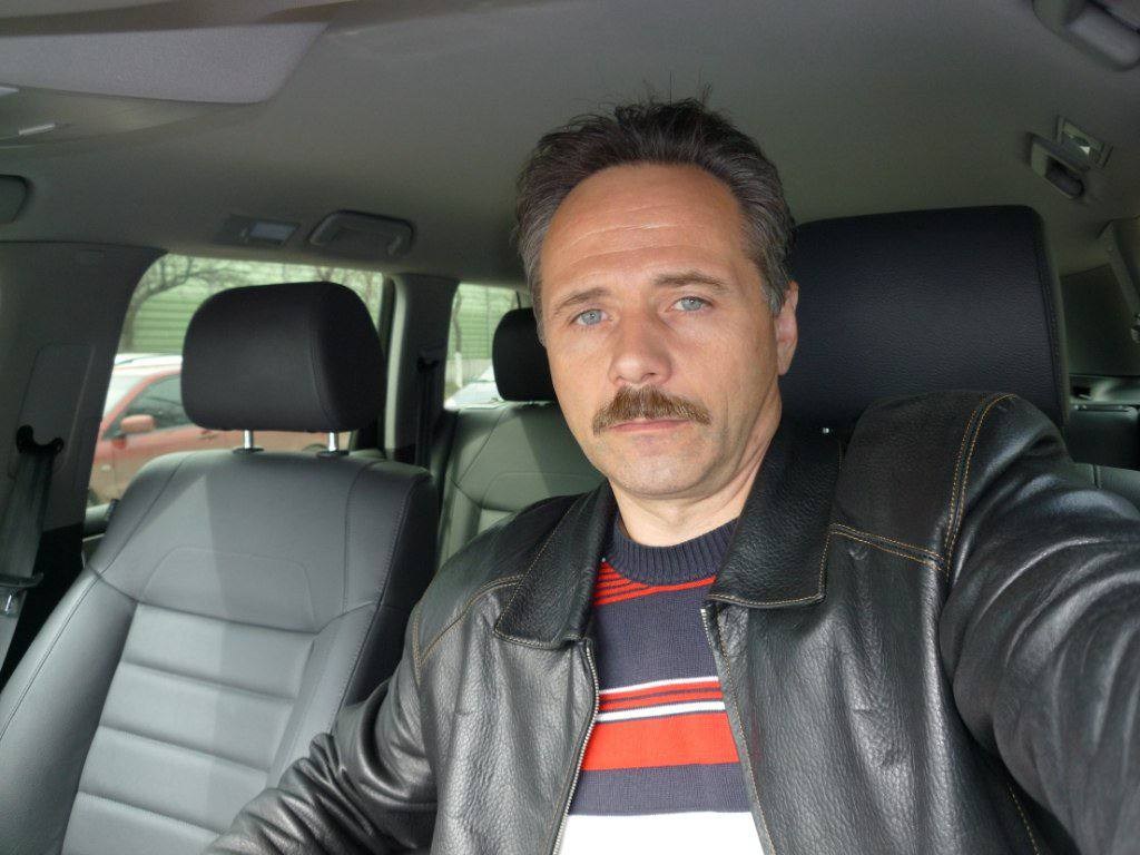 Сьогодні чоловік Олесі повертався з відрядження. Ще вчора, в суботу, Олеся з самого ранку, поїхала по магазинах, щоб скупитися продуктами. Зварила борщ. – Виходжу з метро, ​​розігрівай вечерю, – написав Максим, і Олеся почала накривати на стіл. – Оооо, борщ – чоловік вдихнув запах, і обійняв Олесю. Олеся понесла сумки в кімнату, і раптово, її увагу привернули незрозумілі, дивні звуки, що лунали з кухні.