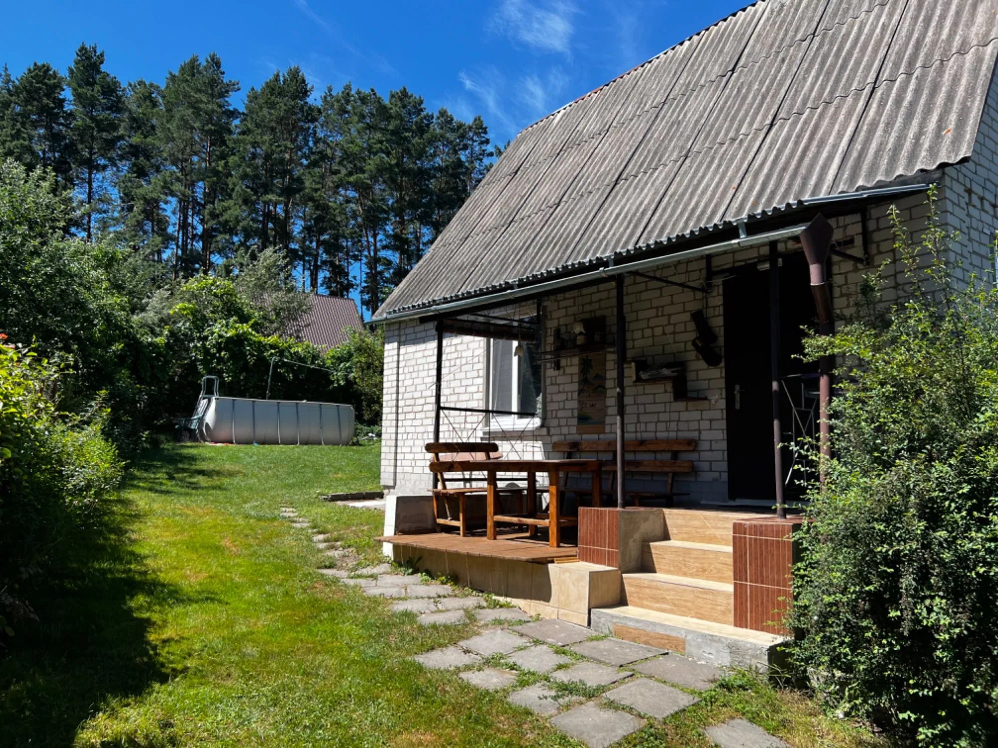 Марина знову повторила питання: – Хто там у тебе? Борис протиснувся в невелику щілину між дверима, і обережно вийшов на сходову площадку зі своєї квартири. – Нікого, – округлив він очі, – у мене там невеликий ремонт… Але Марина не вірила і не могла зрозуміти, що відбувається. Вона швидко проскочила у двері під рукою Бориса. На кухні вона побачила її