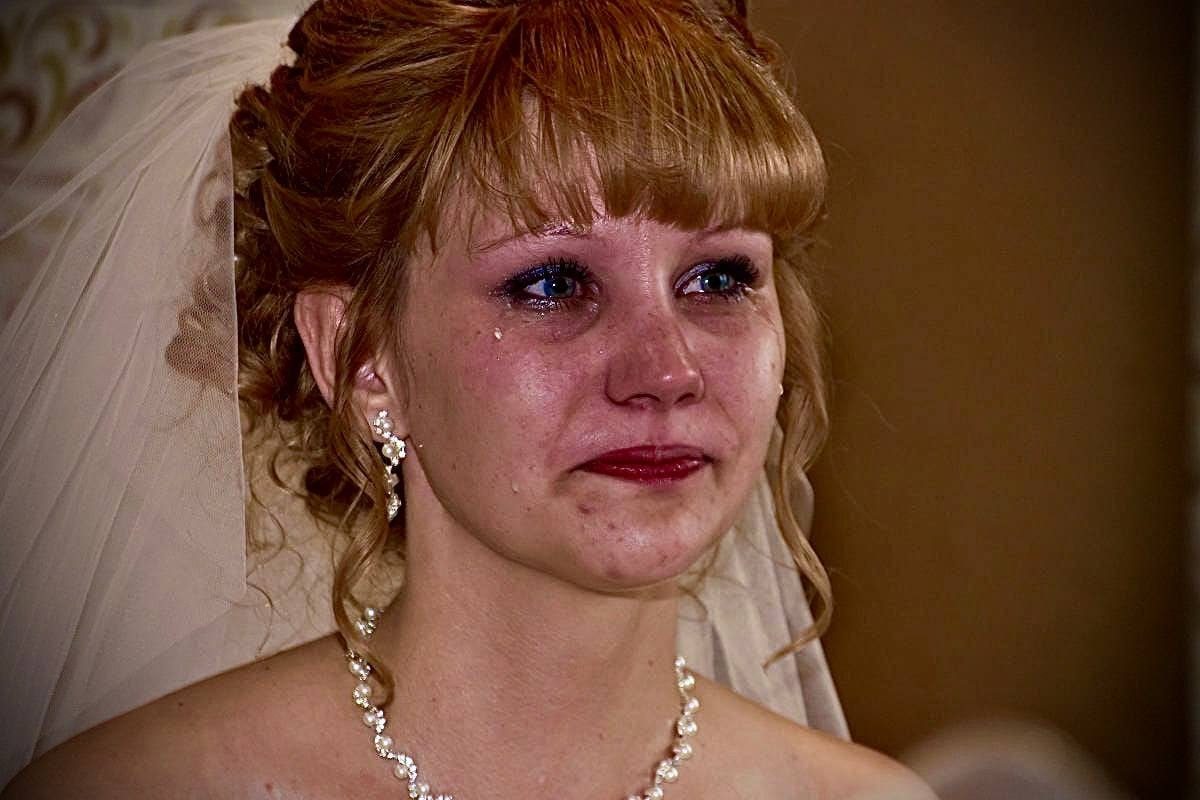 – Аня, можеш мене вітати! Я виходжу заміж! Вже в ЗАГС заяву подали! – радісно сказала Наталя. Навіть через телефон сестра відчула, яка Наталка щаслива, але її насторожила ця подія.- Сестричко, я вітаю тебе! Надіюся, у вас все складеться. Наталку здивували останні слова сестри. – А чому це у нас може не скластися?…