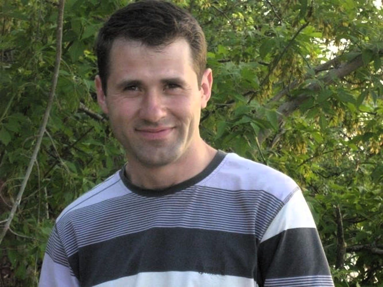 Славік повертався додому. В під’їзді чомусь вирішив заглянути в поштову скриньку. Хтозна, може й прийшло щось важливе… Серед різних листівок він раптом помітив… конверт. На ньому великими літерами було написано: “В’ячеславу та Ірині”. Славік розгорнув листа і почав читати. – Це що жарт такий? – він не вірив своїм очам