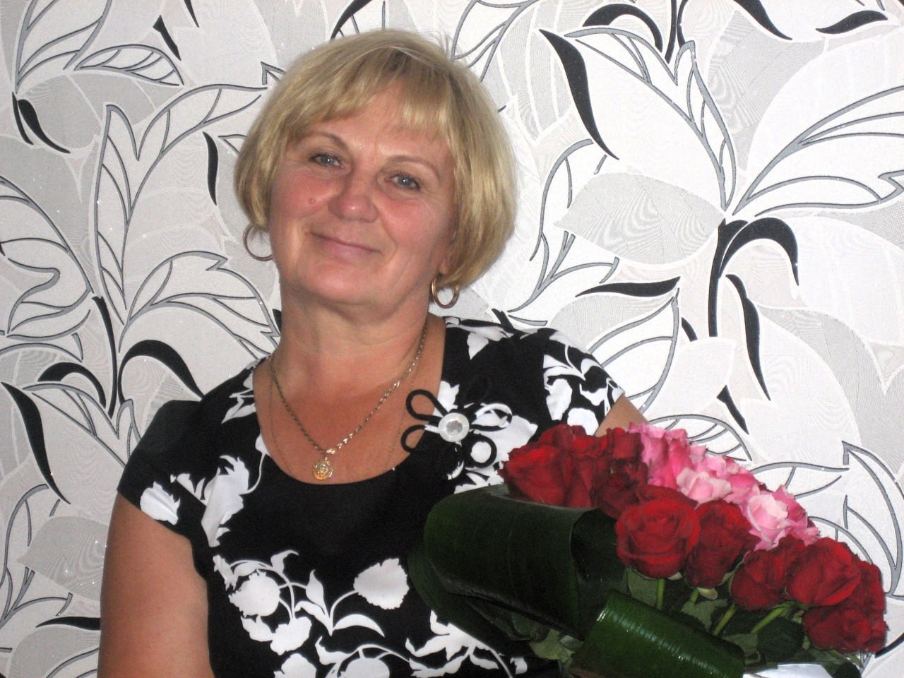 Тамара готувала вечерю. Дуже просту. Готувати вона вміла, але робити це не було для кого. Максима вона вже нагодувала, покупала і вклала спати. У Анатолія – батька Максима була інша сім’я. Коли Тамара познайомилася з Анатолієм, він про це їй не сказав. Якось пішла вона з подружкою в кафе. Тамара щось розповідала подрузі, і побачила, що та чомусь напружилася. Раптом вона почула знайомий голос…