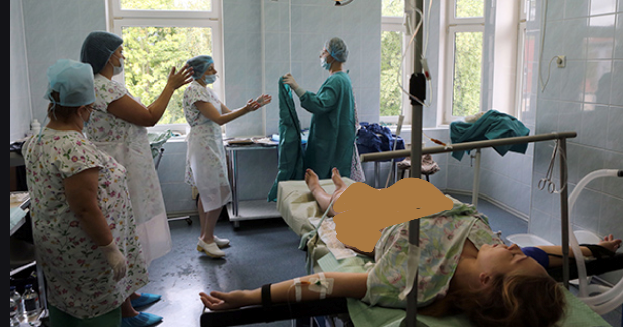 Після важ ких 2-денних переймів, ця жінка пов инна була народити дівчинку, але по6ачене си льно вра зило лікарів . ФОТО