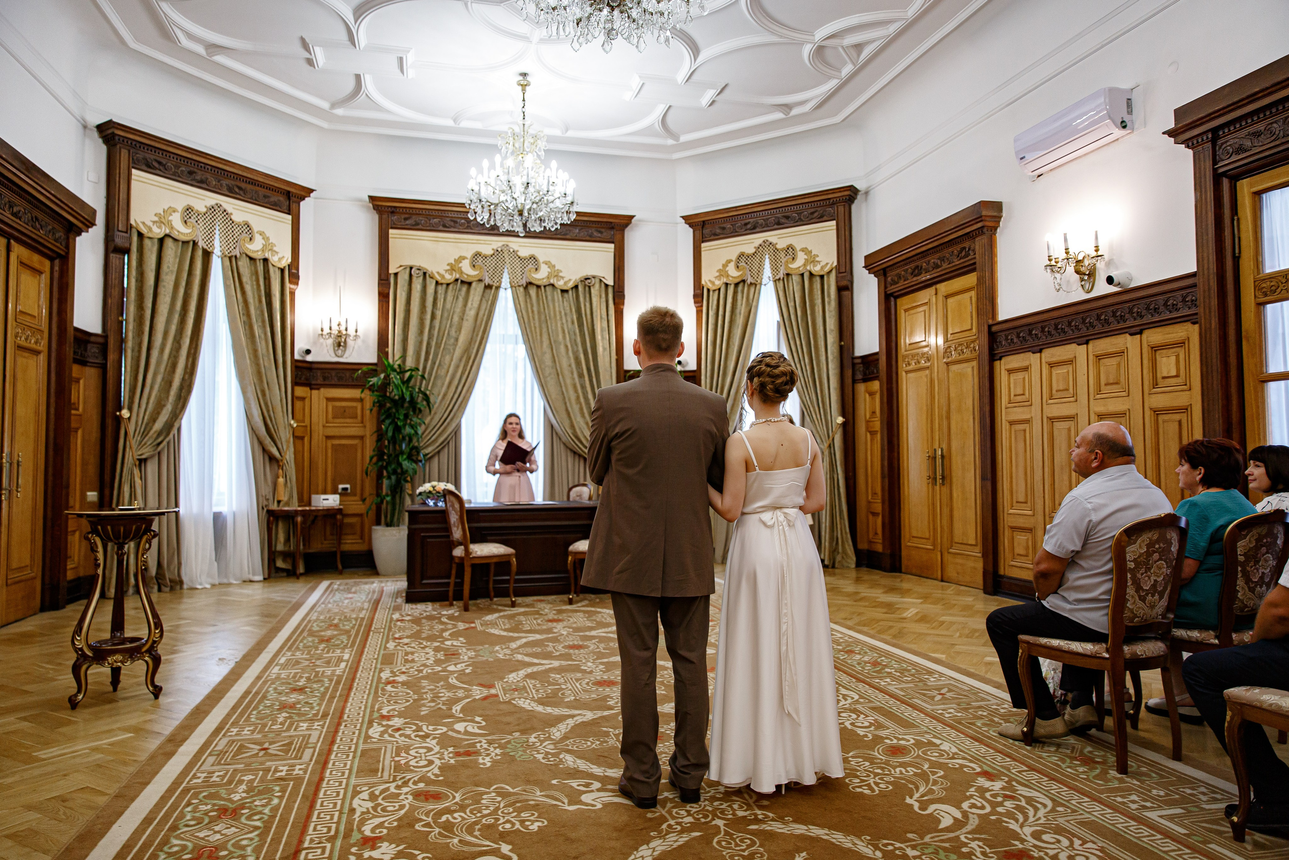 Степан одружувався з Василиною. У ЗАГСі наречену з нареченим розвели по різних кімнатах. Степанові прийшло якесь повідомлення. – Я вийду ненадовго, – сказав він своєму другу Ігорю, і вийшов з кімнати. Час минав, а Степан не повертався. Ігор глянув на годинник. – Ходіть на реєстрацію, – гукнув з-за дверей жіночий голос. – Де ж Степан? – думав Ігор. Він вийшов на вулицю, заглянув у чоловічий туалет, але Степана ніде не було… Раптом Ігор почув якийсь рух за сусідніми з туалетом дверима. Він прислухався. Точно там хтось є! Ігор різко відкрив двері й застиг від побаченого