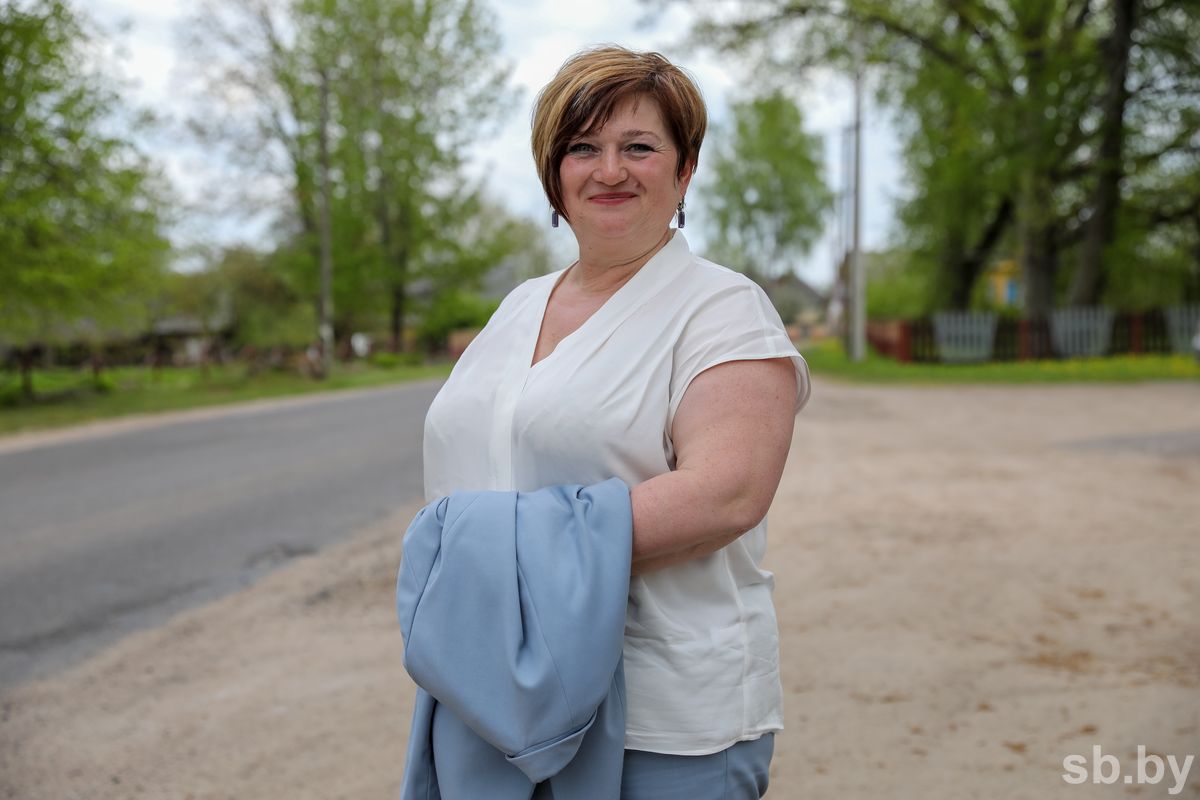 Марія все життя прожила у селі і от на старості змушена була жити в квартирі сина й невістки. Вона переживала, думала, що всім заважає. Якось вона попросила сина відвезти її в село до сусідки Ганни. – Синку, ми будемо удвох з нею жити, ми подруги. – Мамо, бабусі Ганни не стало… Вже два місяці як. Марія заплакала. А згодом вона помітила, що син з невісткою щовечора шепочуться на кухні