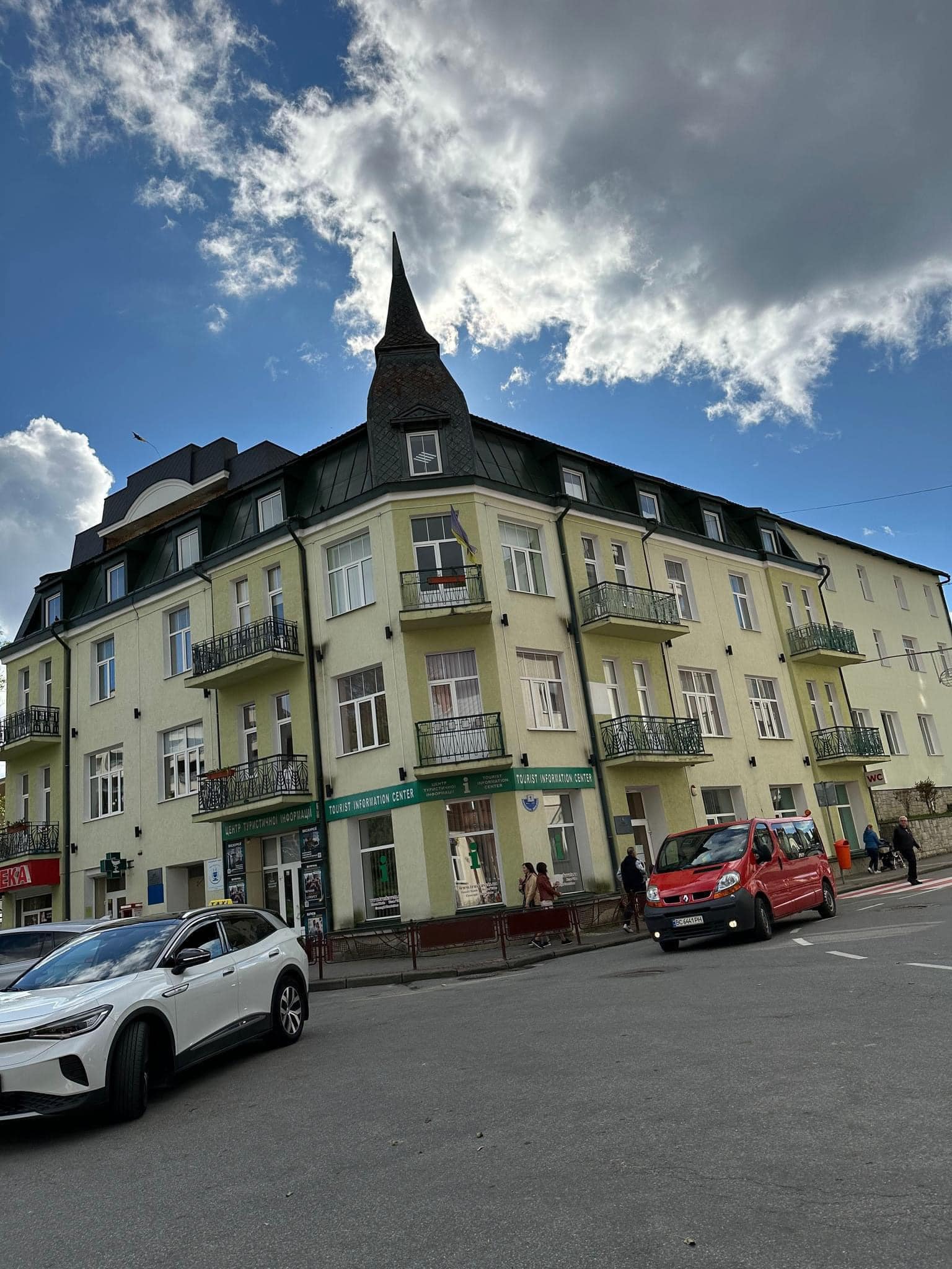 До трьох років близнюки сиділи з бабусею, причому вона й сама не помітила, як перетворилася на щось середнє між куховаркою, нянькою та прислугою